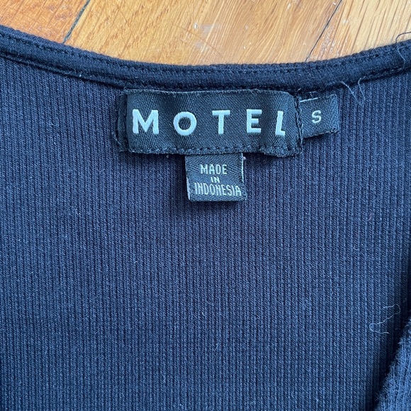 Motel Quarter Sleeve Tight Fit Tie Front Open V Crop Top Blouse Tee Size S - Picture 10 of 12